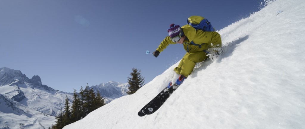 Skieur de rando en pleine descente avec le Mythic de Dynastar