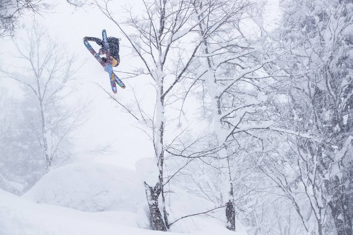 chris benchetler à l'oeuvre dans le backcountry