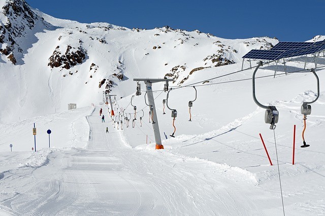 Passionné de remontées mécaniques, un jeune de Salvan gère sa propre  station de ski depuis sa chambre