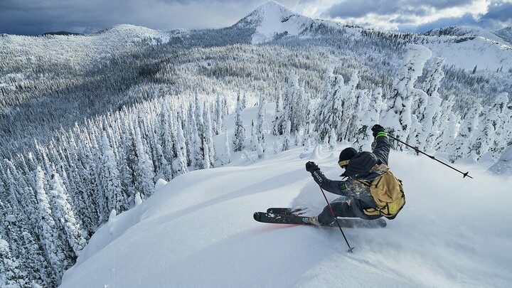 Découvre le Ride Free avec les skis Rossignol Black Ops !