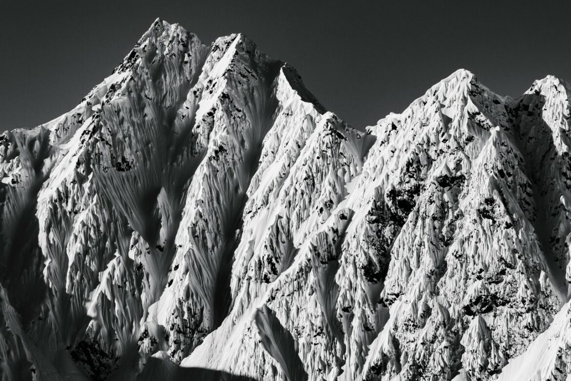 Dans la région de Haines en Alaska, Guillaume Lahure nous suggère l'immensité de ces lignes et couloirs, à déguster du regard faute de pouvoir les skier. 