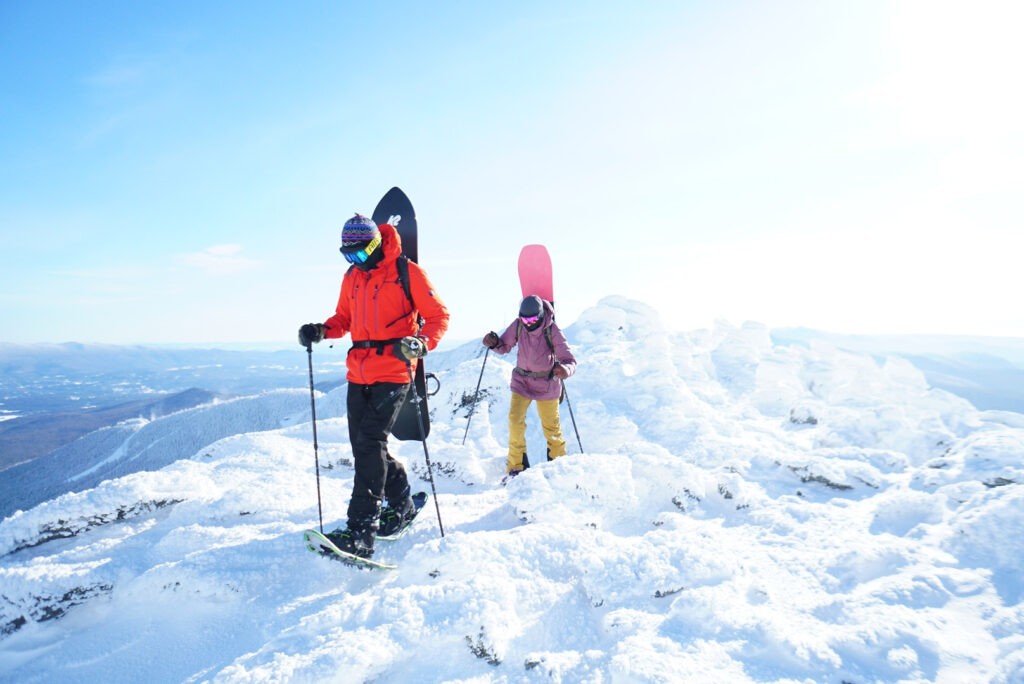 Monter en raquettes à neige et descendre en snowbaord