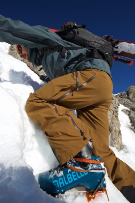 Les crampons se fixent directement sur les semelles des chaussures de ski rando