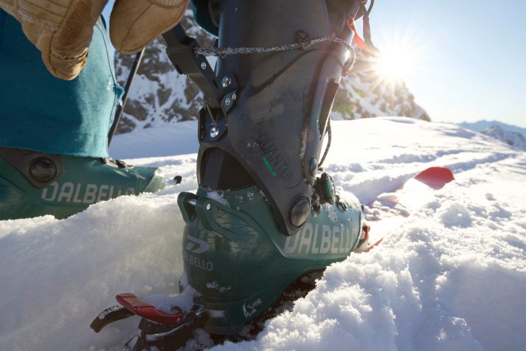 les chaussures de ski de randonnée sont équipées d'une technologie ski/marche